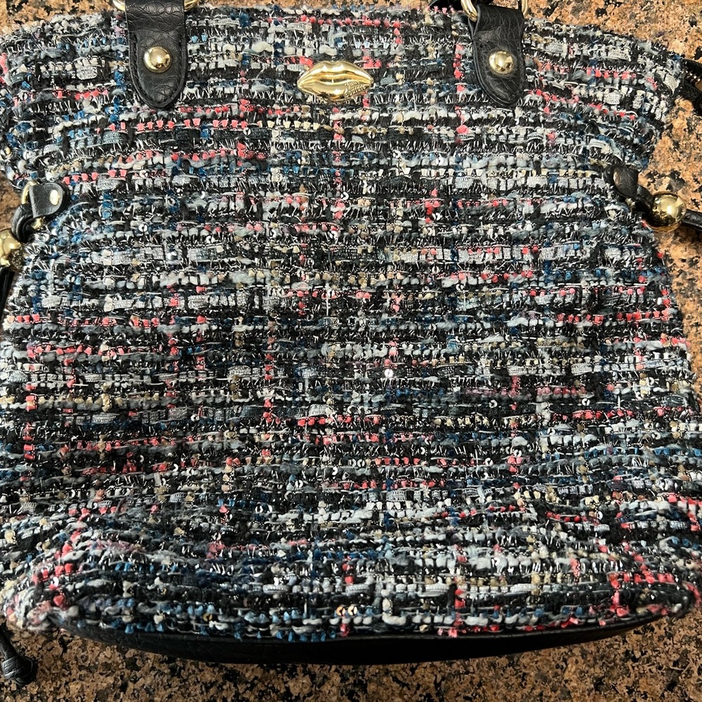 6 great condition hand bags ozone come with wallets. Serious inquiries only.